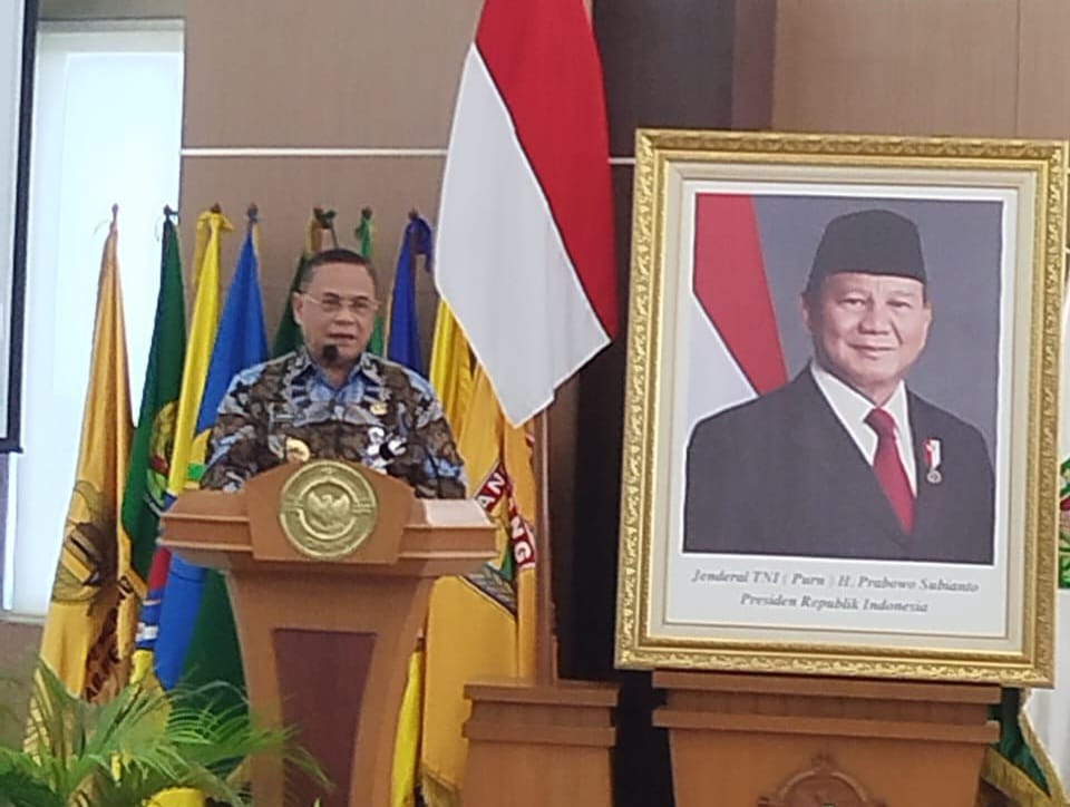 Bupati Pati Sudewo mewakili kepala daerah se-Jateng saat menerima penghargaan di Semarang, Kamis (5/5/2025).